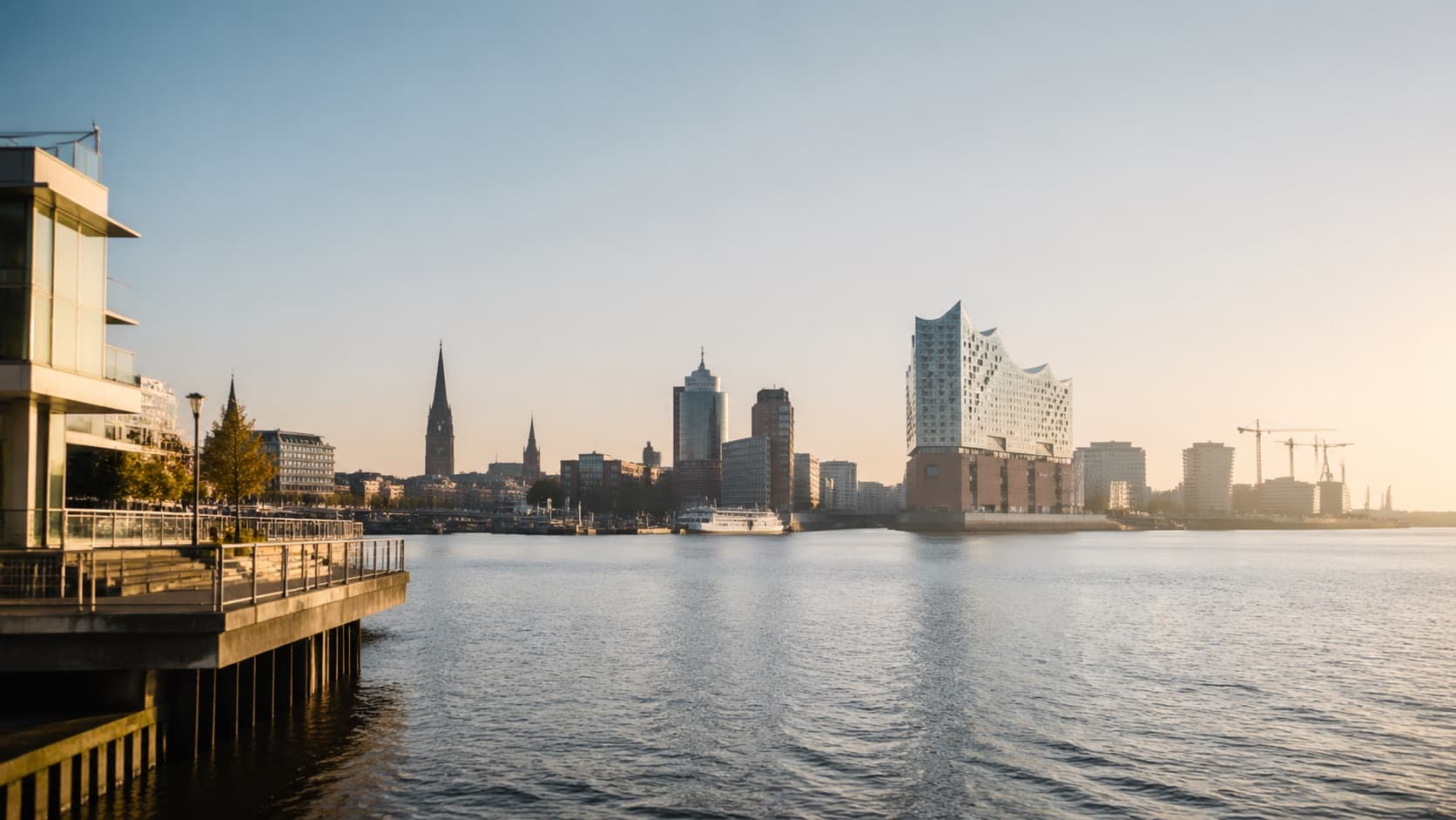 Hamburg Stadtansicht in ruhigem Morgenlicht