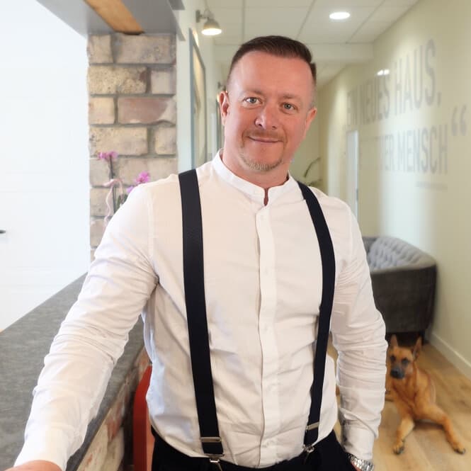 Alexander Weigel in einem modernen Immobilienumfeld