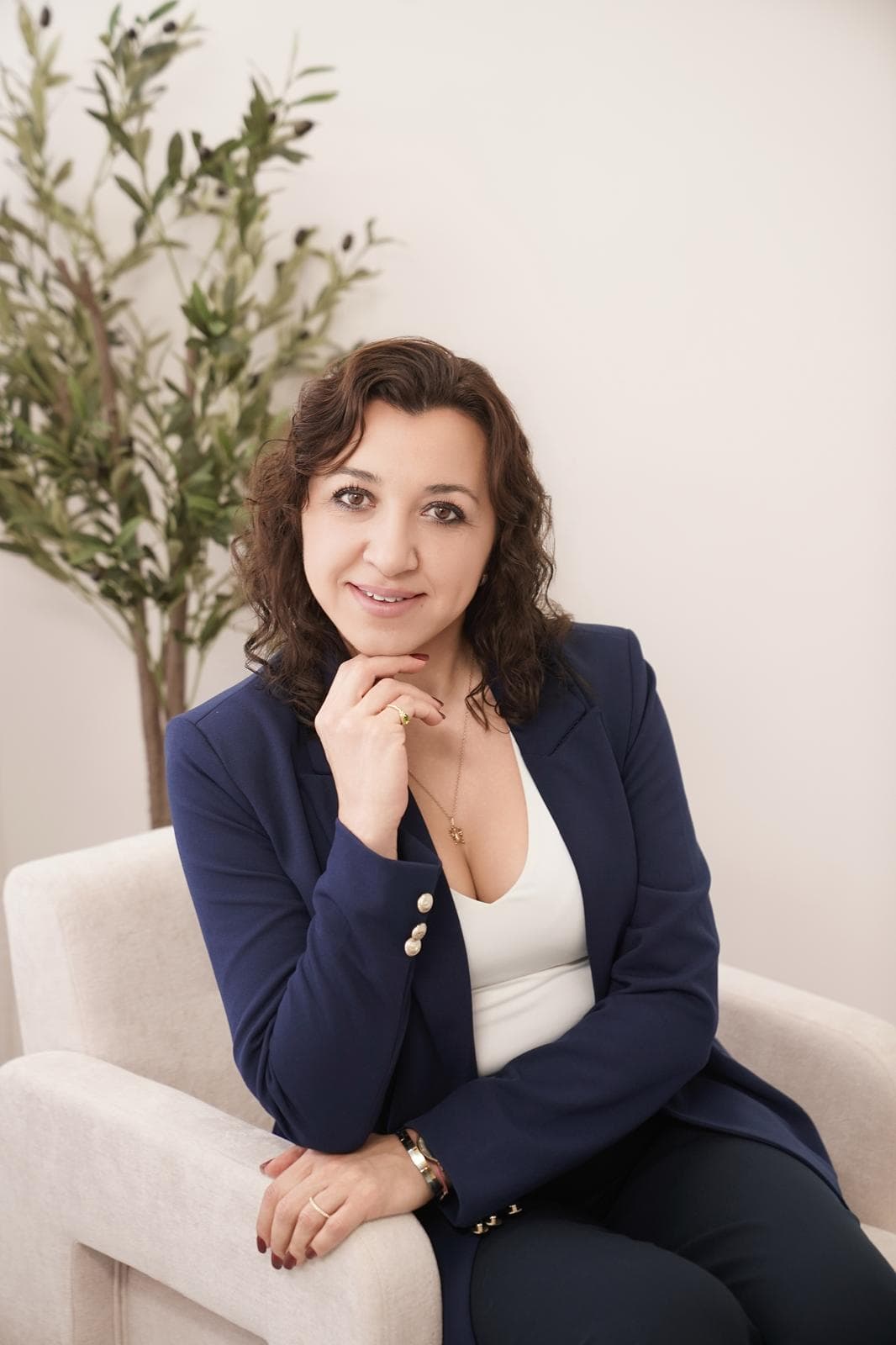 Elena Maurer in einem modernen Immobilienumfeld